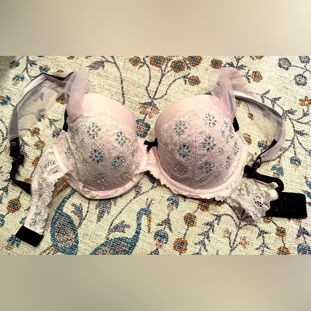 32DDD Victoria’s Secret bra